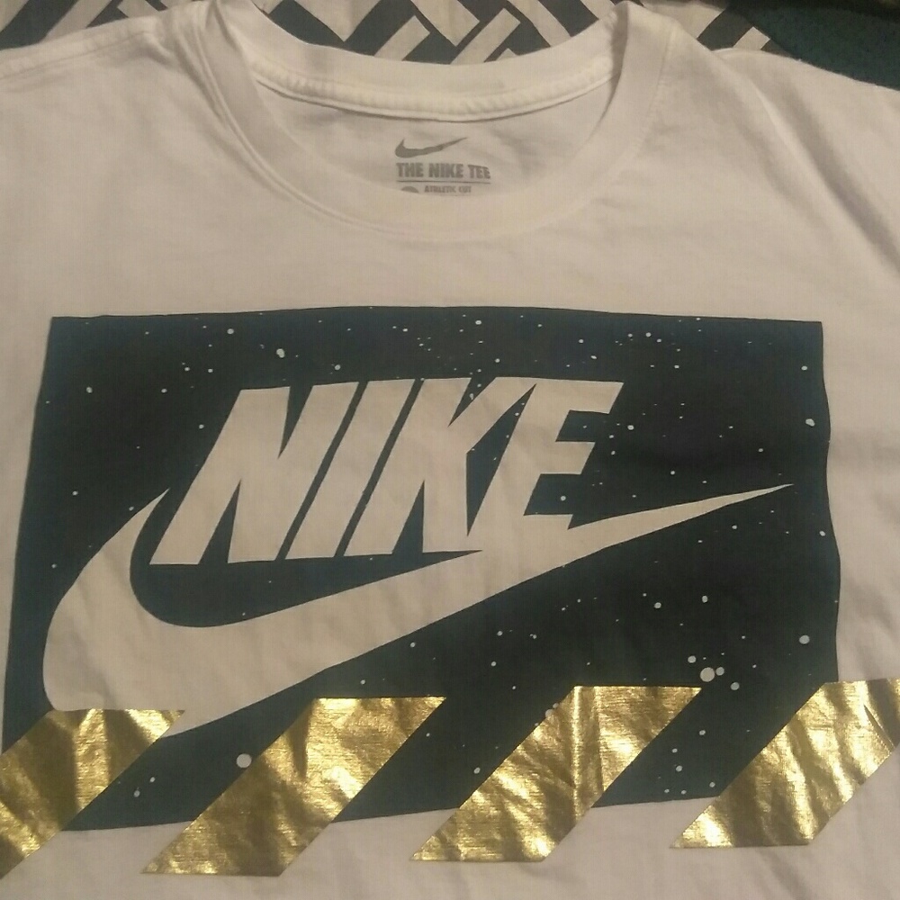 The nike tee sz.L